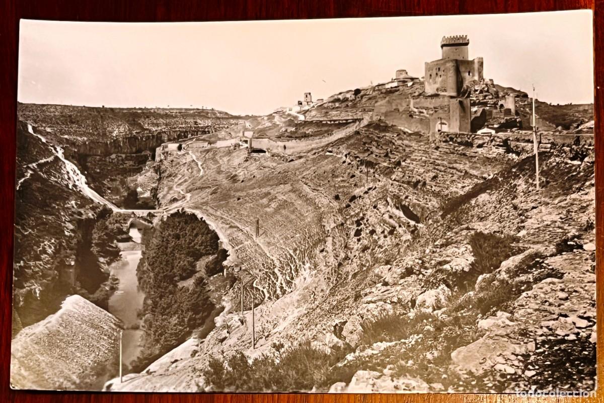 Postales: FOTO POSTAL DE ALARCON (CUENCA) VISTA PARCIAL Y TAJO DEL RIO JUCAR, ED. AYUNTAMIENTO DE ALARCON, SIN