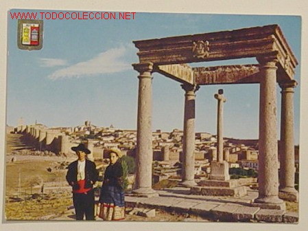 Postales: 35 - AVILA - LOS CUATROS POSTES Y PAREJA TIPICA - No circulada .