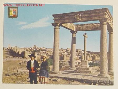 Postales: 35 - AVILA - LOS CUATROS POSTES Y PAREJA TIPICA . No circulada .