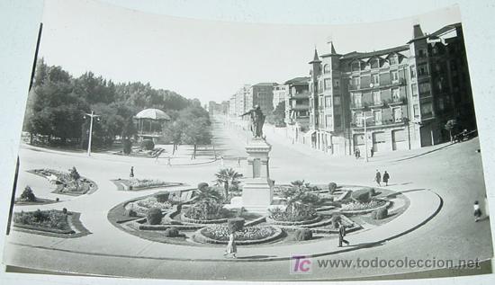 Postales: ANTIGUA FOTO POSTAL DE LEON - 72 - PLAZA DE GUZMAN EL BUENO -  EDICIONES ARTIGOT - SIN CIRCULAR