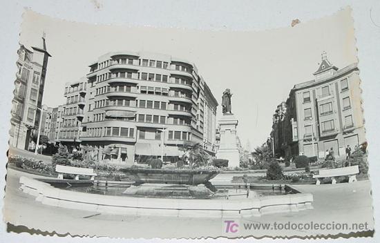 Postales: ANTIGUA FOTO POSTAL DE LEON - 16 - PLAZA DE GUZMAN EL BUENO - EDICIONES ARTIGOT - SIN CIRCULAR