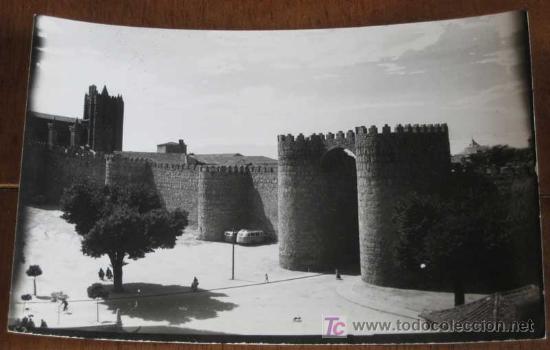 Postales: ANTIGUA FOTO TAMA&Ntilde;O POSTAL DE AVILA -  PUERTA DE SAN VICENTE Y CATEDRAL.