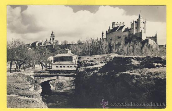 Postales: SEGOVIA-32 -EL ALCAZAR -AL FONDO LA CATEDRAL-FOTO CEBOLLERA -DOMINGUEZ-MADRID P 887