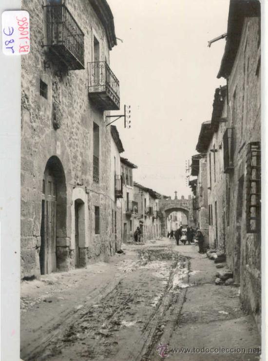 Postales: (PS-10956)POSTAL DE PE&Ntilde;ARANDA DE DUERO(BURGOS)-CALLE GENERALISIMO FRANCO,AL FONDO ARCO DE LAS MONJAS