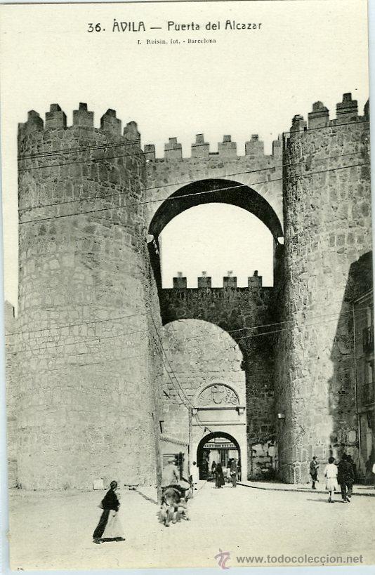 Postales: POSTAL AVILA PUERTA DEL ALCAZAR CON GENTES DEL LUGAR