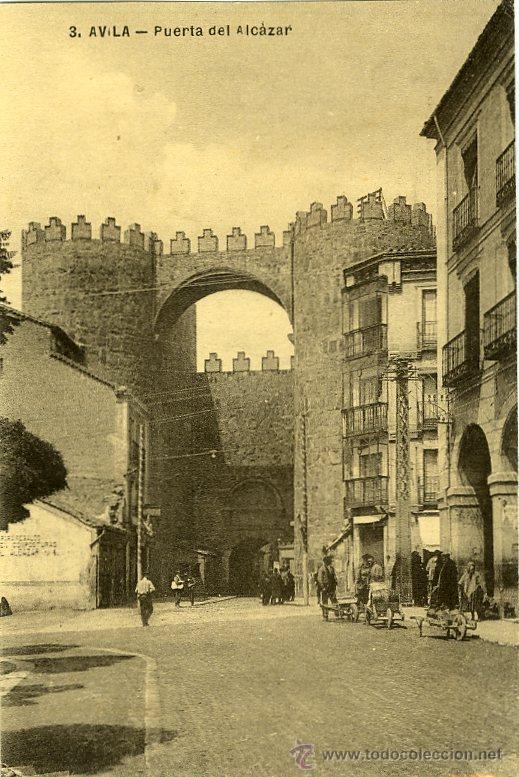 Postales: POSTAL AVILA PUERTA DEL ALCAZAR CON GENTES DEL LUGAR
