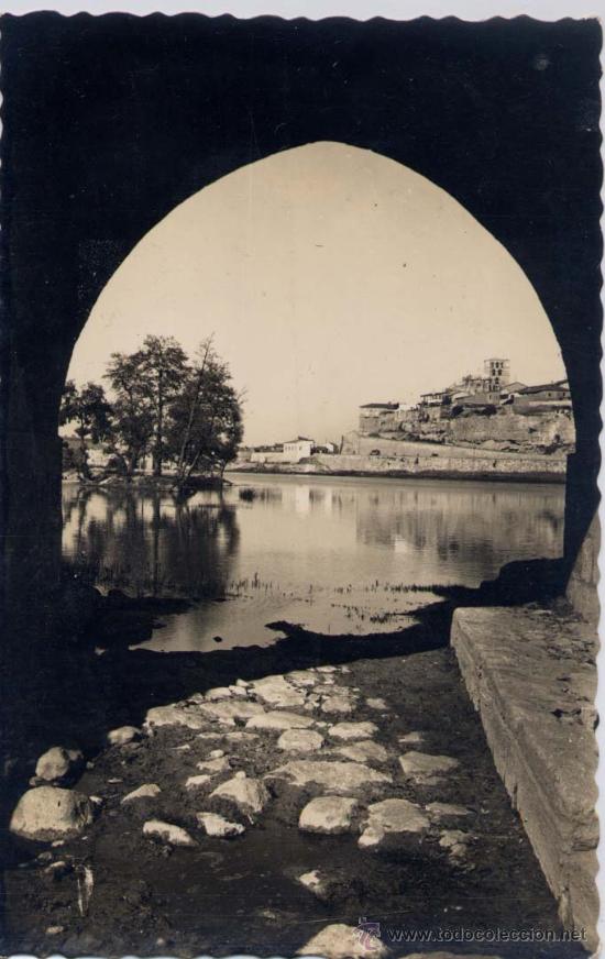 Postales: ZAMORA.-VISTA DESDE LA CATEDRAL DESDE EL PUENTE ROMANO