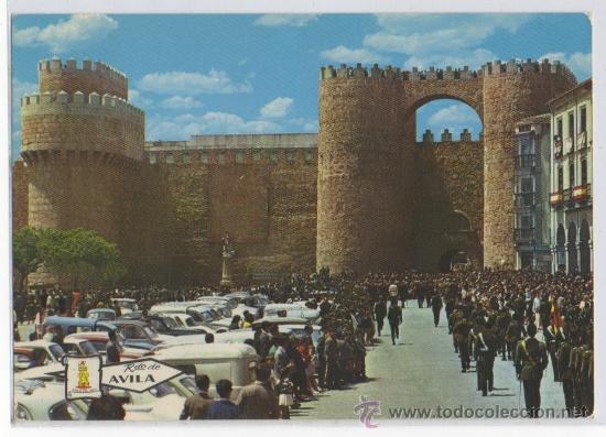 Postales: TARJETA POSTAL PUERTA DEL ALCAZAR Y PLAZA DE SANTA TERESA AVILA DESFILE MILITAR