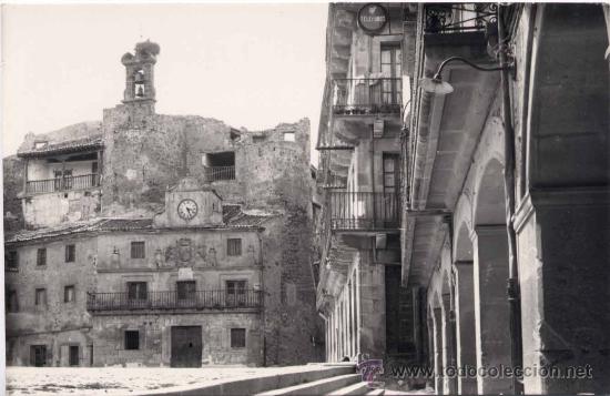 Postales: SEPULVEDA(SEGOVIA).-VISTA DEL CASTILLO Y SOPORTALES DE LA PLAZA
