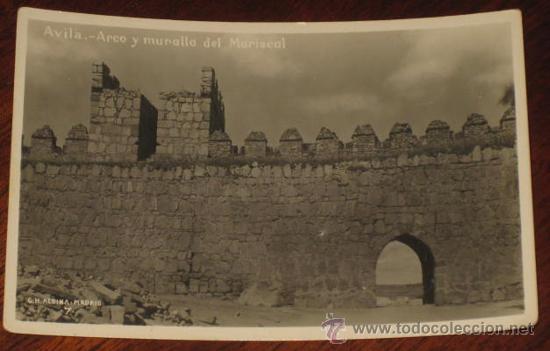 Postales: ANTIGUA FOTO POSTAL DE AVILA . ARCO Y MURALLA DEL MARISCAL - G.H. ALSINA N&ordm; 7 - FABRICACION ESPA&Ntilde;OLA