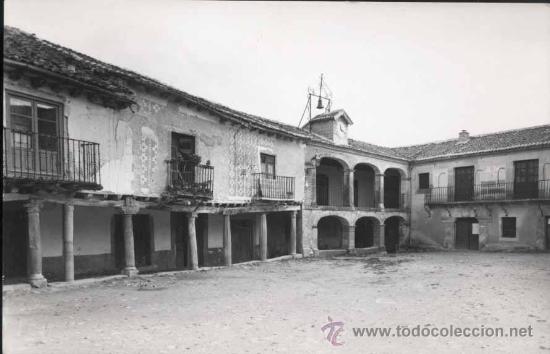 Postales: PEDRAZA (SEGOVIA).- PLAZA, CON AYUNTAMIENTO Y COMUNIDAD AL FONDO