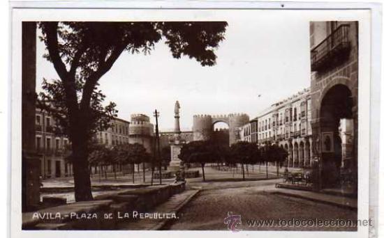 Postales: Avila. Acabado fotogr&aacute;fico. Plaza de la Republica. Sin circular.
