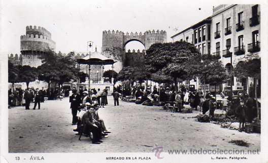 Postales: Avila 13. Mercado en la Plaza L. Roisin. Sin circular. Acabado fotogr&aacute;fico.