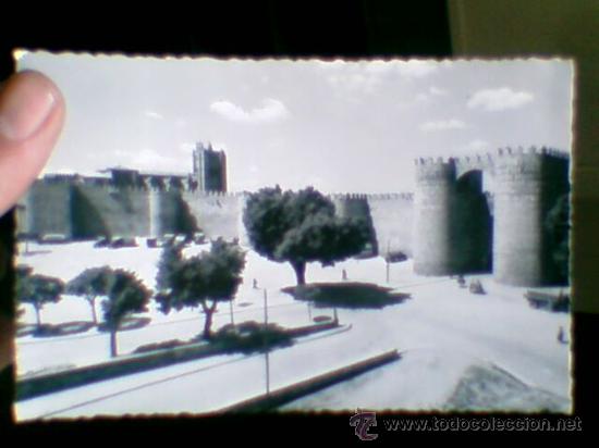 Postales: Postal fotografica Avila a&ntilde;os 60 camiones atiguos muralla Puerta San Vicente Catedral (b12)