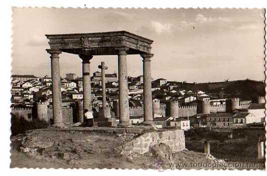 Postales: Avila. Los Cuatro Postes. Circulada.