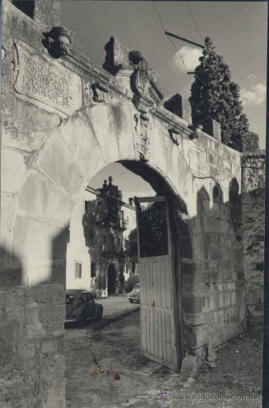 Postales: SANTO DOMINGO DE SILOS (BURGOS).- MURALLA EXTERIOR Y ENTRADA AL MONASTERIO