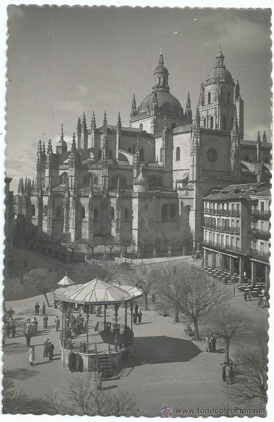 Postales: SEGOVIA.-CATEDRAL Y PLAZA DEL GENERAL FRANCO.-EDI. GARCIA GARRABELLA N&ordm; 74