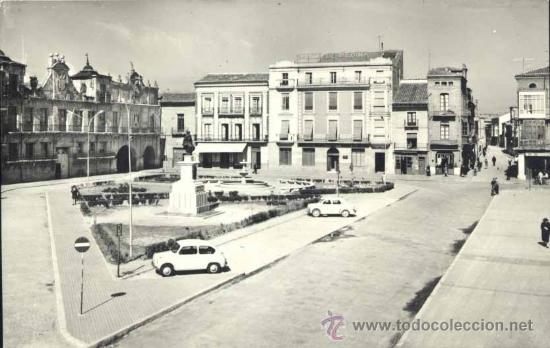 Postales: MEDINA DEL CAMPO (VALLADOLID).- UN ANGULO DE LA PZA ESPA&Ntilde;A CON MONUMENTO A ISABEL LA CAT&Oacute;LICA