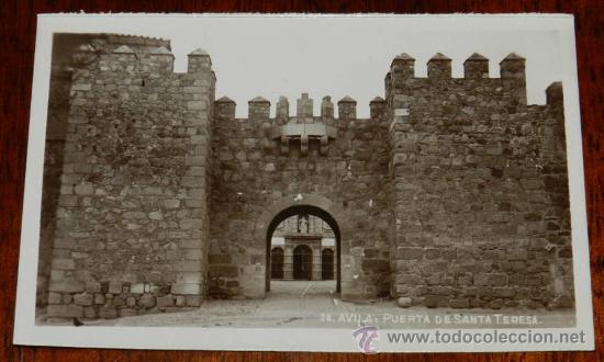 Postales: ANTIGUA FOTO POSTAL DE AVILA, N. 28, PUERTA DE SANTA TERESA, NO CIRCULADA.