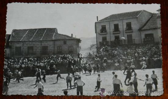 Postales: ANTIGA FOTO POSTAL DE ENCIERROS EN UNA PLAZA DE UN PUEBLO, PUDIERA SER AVILA O SEGOVIA, NO CIRCULADA