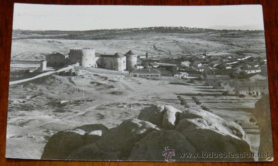 Postales: ANTIGUA FOTO POSTAL DE LAS NAVAS DEL MARQUES (AVILA) - PANORAMICA DEL CASTILLO - COLECCION VISTABELL