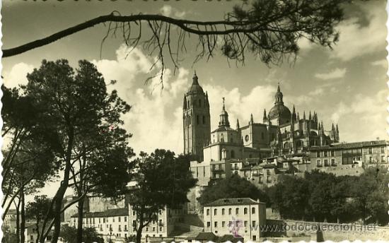 Postales: 13.SEGOVIA. LA CATEDRAL (VISTA TOMADA DESDE EL PINAR)