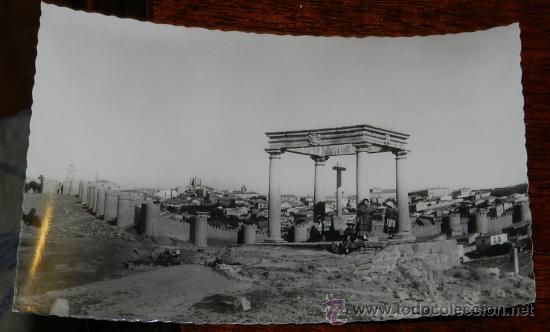 Postales: ANTIGUA FOTO POSTAL DE AVILA, N. 196, LOS CUATRO POSTES Y VISTAS GENERAL, ED. ARRIBAS, NO CIRCULADA.