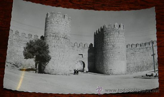 Postales: ANTIGUA FOTO POSTAL DE AVILA, N. 212, MURALLA, PUERTA DEL PUENTE, ED. ARRIBAS, NO CIRCULADA.