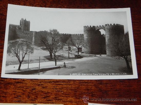 Postales: ANTIGUA FOTO POSTAL DE AVILA, N.3, ARCO DE SAN VICENTE Y MURALLAS, NO CIRCULADA.