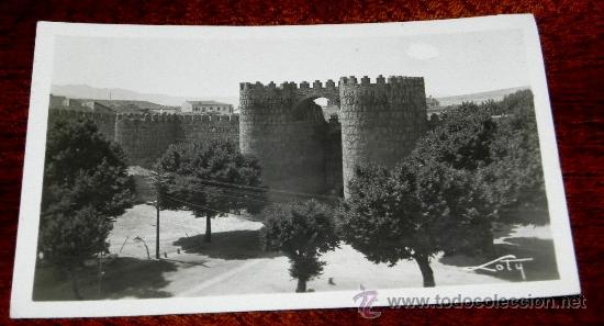 Postales: ANTIGUA FOTO POSTAL DE AVILA, PUERTA DE SAN VICENTE Y MURALLA, N. 5072, COLECCION LOTY, NO CIRCULADA
