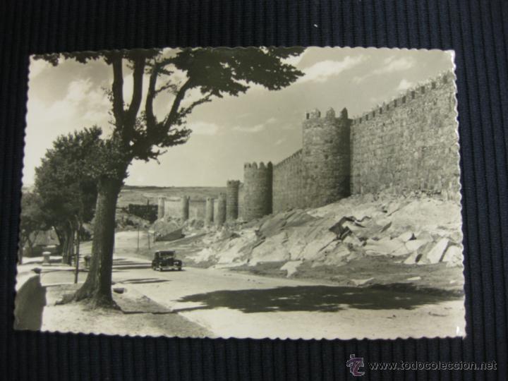 Postales: AVILA,- 23. MURALLAS Y COCHE DE LA EPOCA AL FONDO.