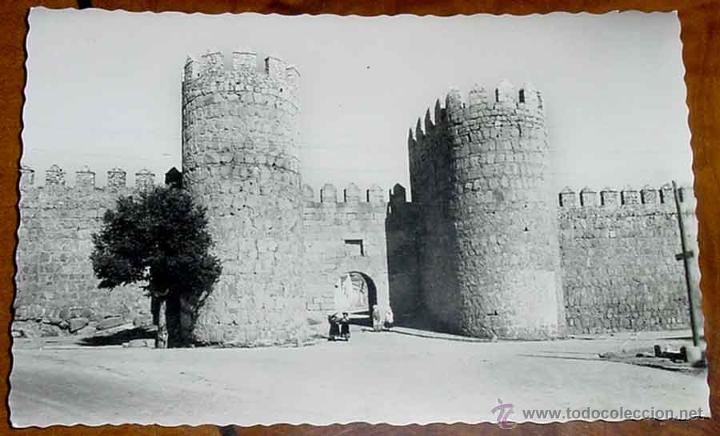 Postales: ANTIGUA FOTO POSTAL DE AVILA - PUERTA DEL PUENTE, CIRCULADA EN 1959 - ARRIBAS