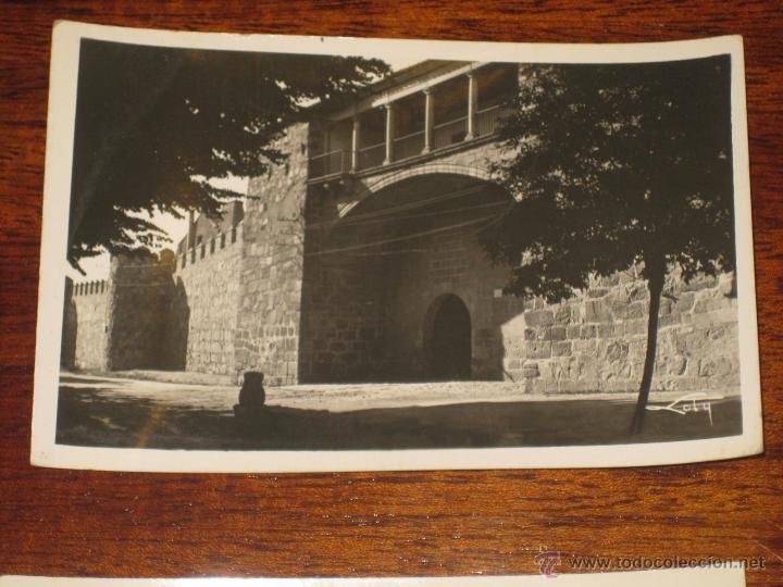 Postales: ANTIGUA FOTO POSTAL DE (AVILA) MURALLAS, PUERTA DEL RASTRO O DE GIN GONZALEZ DAV ILA Y BALCON DE DO&Ntilde;