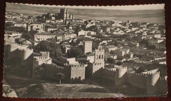 Postales: ANTIGUA FOTO POSTAL DE AVILA, VISTA AEREA . MURALLA Y VISTA PARCIAL . ED. GARRABELLA, SIN CIRCULAR