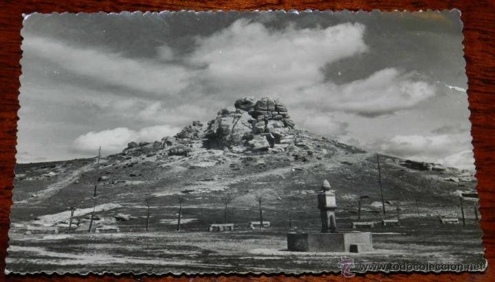 Postales: ANTIGUA FOTO POSTAL DE LAS NAVAS DEL MARQUES, AVILA, VISTA DE LA PE&Ntilde;A, FOTO EMA, CIRCULADA.