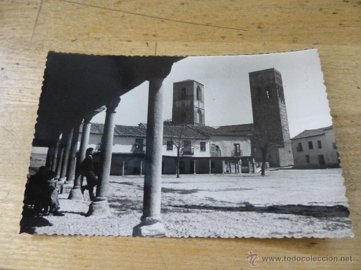 Postales: POSTAL FOTOGRAFICA DE AREVALO, PLAZA DE LA VILLA Y TORRES DE SAN MARTIN, ED. ALARDE