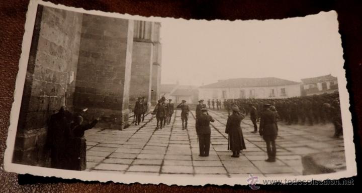 Postales: FOTOGRAFIA DE SEGOVIA, MILITARES, RECIEN ACABADA LA GUERRA CIVIL, MIDE 11 X 6,4 CMS. APROXIMADAMENTE