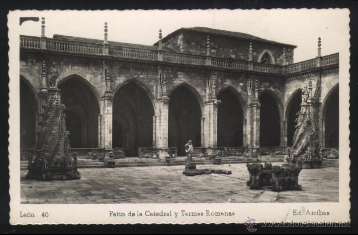 Postales: L-0106- LEON. PATIO DE LA CATEDRAL Y TERMAS ROMANAS.