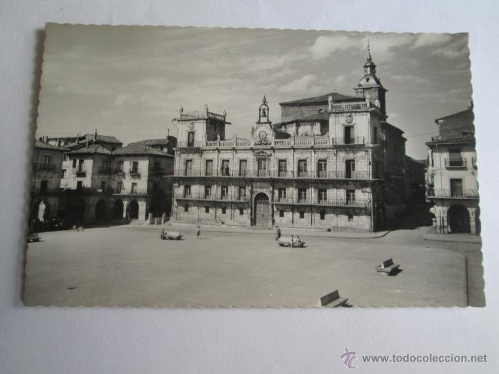 LEON PLAZA MAYOR Y CONSISTORIO 13 (Postales - España - Castilla y León Moderna (desde 1940))
