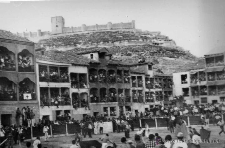 Postales: PE&Ntilde;AFIEL (VALLADOLID).- PLAZA DE TOROS Y CASTILLO, FIESTAS TIPICAS, LIDIA DE VAQUILLAS