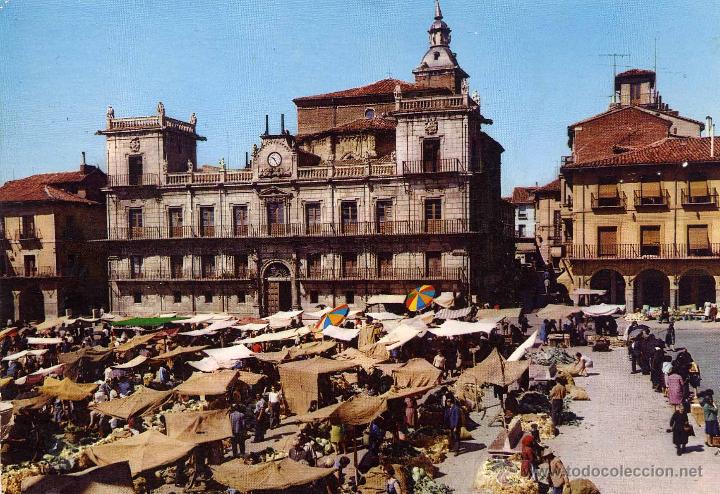 Postales: LE&Oacute;N.- PLAZA MAYOR EN D&Iacute;A DE MERCADO