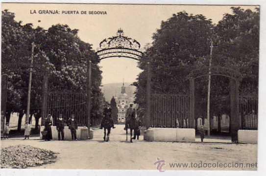 Postales: La Granja. Puerta de Segovia. Sin circular.