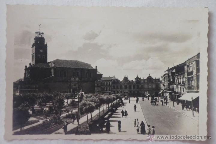 Postales: TARJETA POSTAL MEDINA DEL CAMPO PLAZA MAYOR. AL FONDO LA COLEGIATA Y CASAS CONSISTORIALES A&Ntilde;O 1959