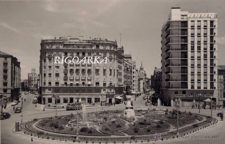 Postales: VALLADOLID.- PLAZA DE ZORRILLA Y CALLE DE SANTIAGO, A LA DERECHA