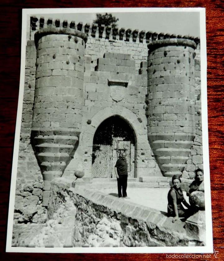 Postales: FOTOGRAFIA DE PEDRAZA (SEGOVIA), A&Ntilde;OS 50, MIDE 11,8 X 8,8 CMS. UN POCO MAS PEQUE&Ntilde;A QUE UNA POSTAL.
