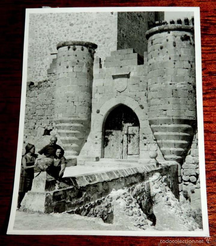 Postales: FOTOGRAFIA DE PEDRAZA (SEGOVIA), A&Ntilde;OS 50, MIDE 11,8 X 8,8 CMS. UN POCO MAS PEQUE&Ntilde;A QUE UNA POSTAL.