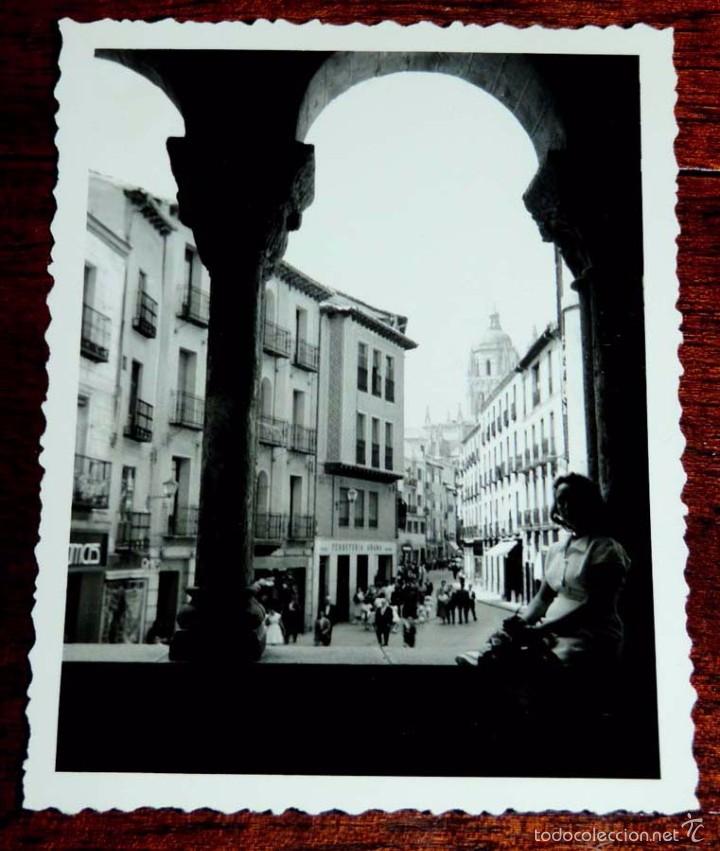 Postales: Fotografia de Segovia, calle Real, mide 11 x 8,5 cms. 1958