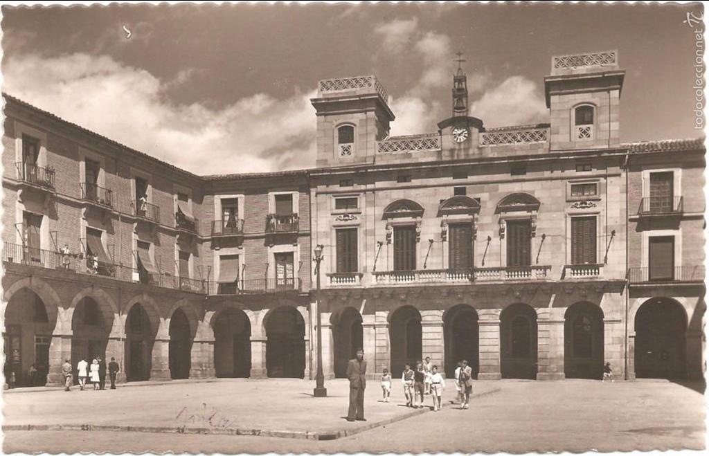 Postales: AVILA PLAZA DE LA VICTORIA Y AYUNTAMIENTO