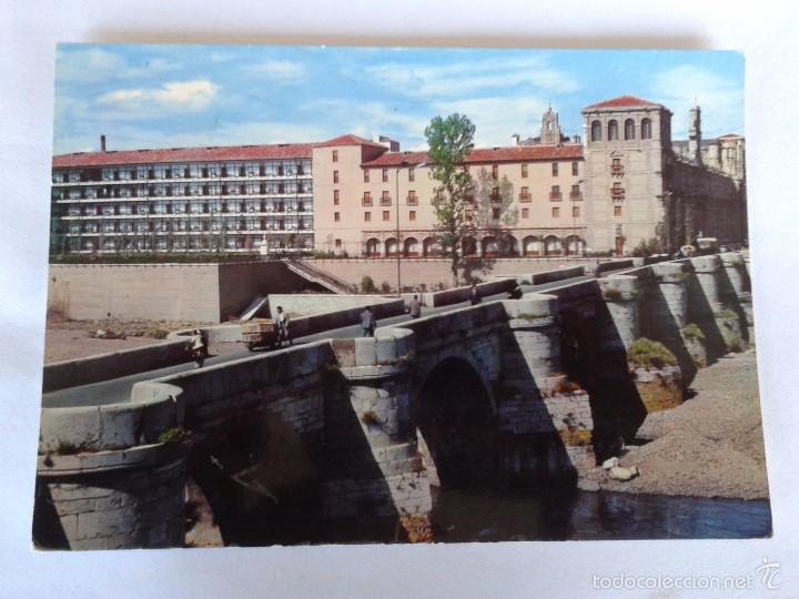 Postales: POSTAL -- LEON - HOSTAL DE SAN MARCOS Y PUENTE ROMANO -- CIRCULADA --