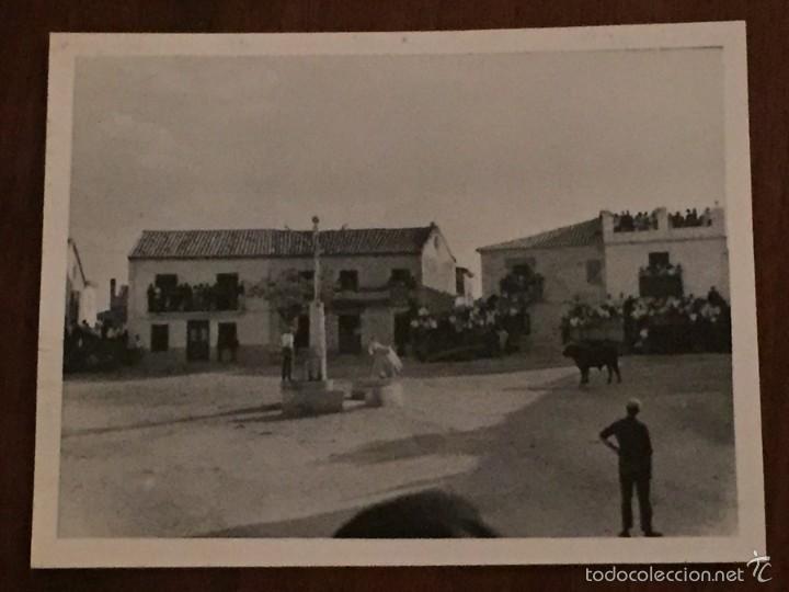 Postales: FOTOGRAFIA POSIBLEMENTE DE PUEBLO DE AVILA 1954 , FIESTAS CON TOROS MIDE 10,5 X 7,5 CMS. POR DETRAS